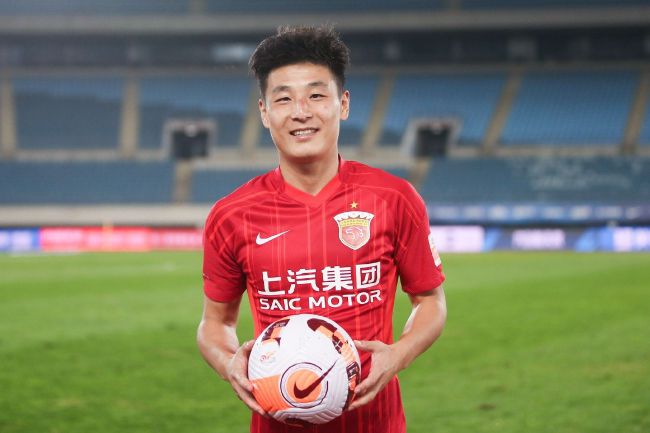 两人这才回过神来，可是，越当他们意识到这杯水的神奇之处，他们两人也就越是犹豫不决。